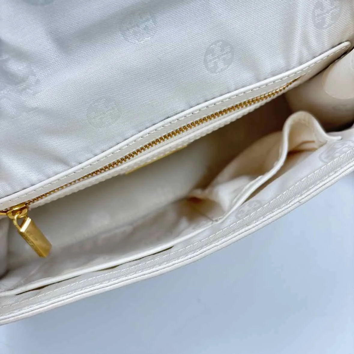 TORY BURCH White & Green Leather ROBINSON EAST-WEST Flap-Front Shoulder Bag Purse